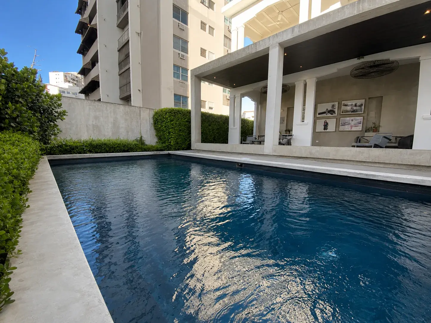 La piscina y el pabellón del patio en 59 Taft