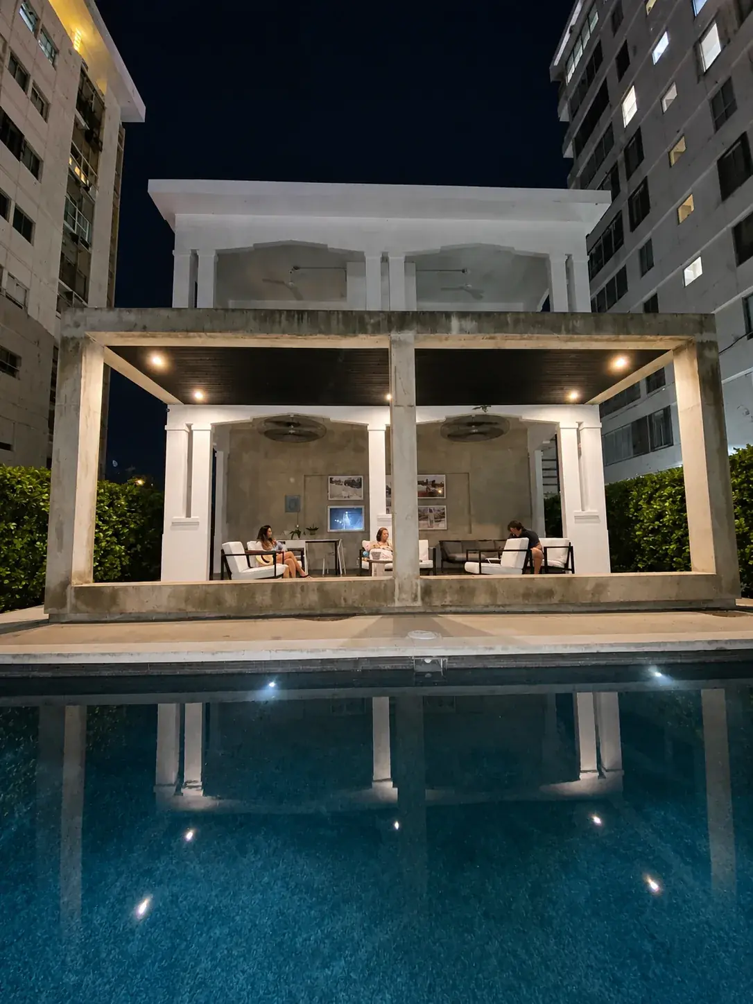 La piscina y el pabellón iluminado de 59 Taft de noche
