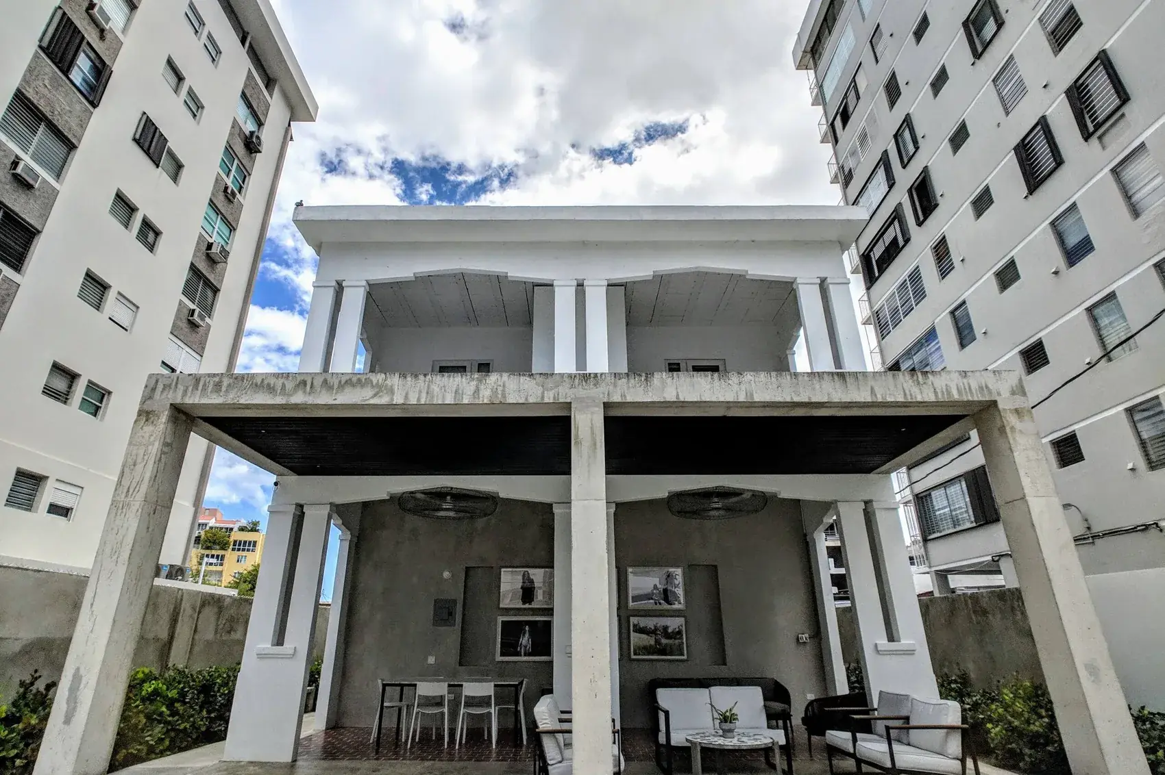 The pavilion lounge and courtyard at 59 Taft